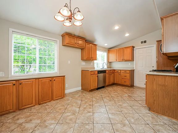 5th image of 163 Galsworthy St