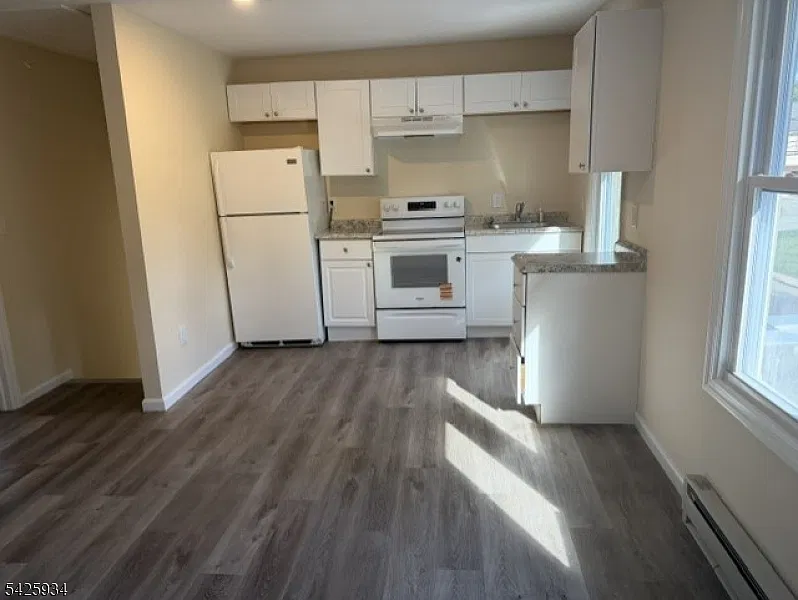 3 bed, 1.0 bath, $1,695 — Photo 1