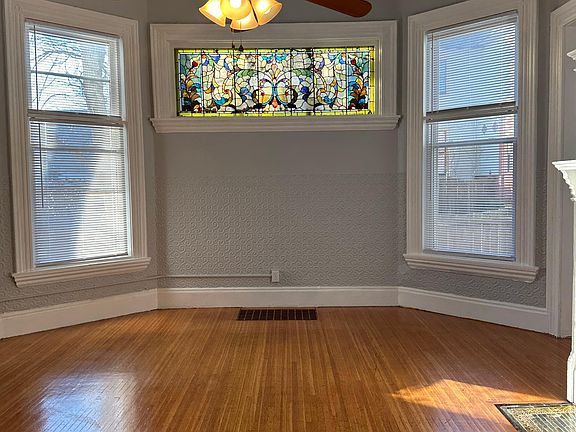 2nd image of 403 Oak St APT 5