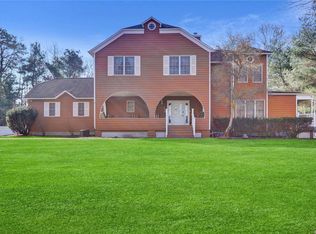 6 Saddlebrook Ln, Manorville, NY 11949