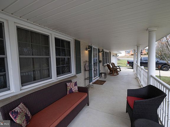 4th image of 38 N Cliffe Dr