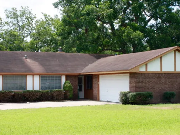 1406 Rev Swinney St, West Columbia, TX 77486