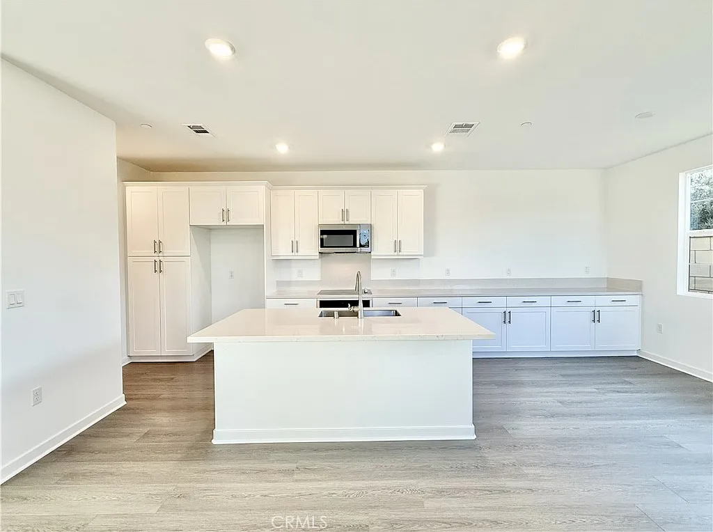 3 bed, 2.5 bath, 1590 sqft, $3,600 — Photo 4