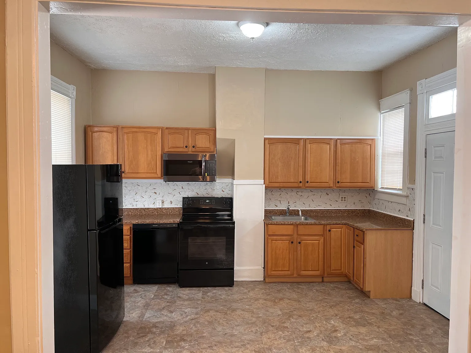 4 bed, 1982 sqft, $2,250 — Photo 2
