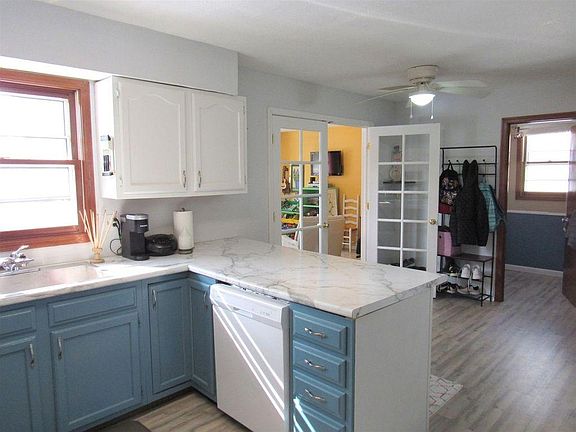 3rd image of 2208 E Arden Dr
