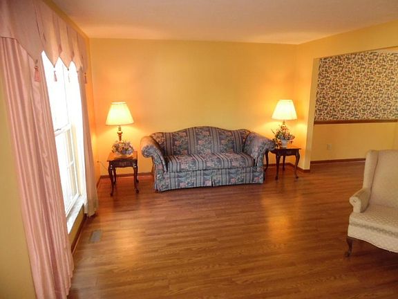 3rd image of 3759 Pleasantbrook Dr
