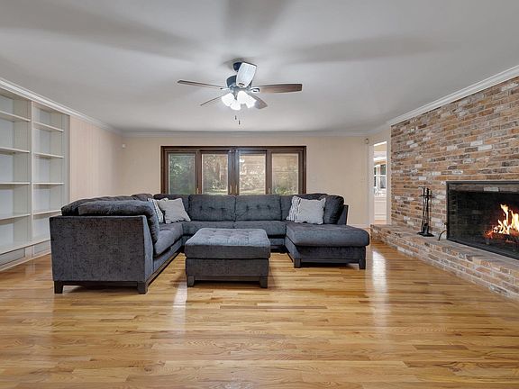 4th image of 3421 Lakeshore Dr