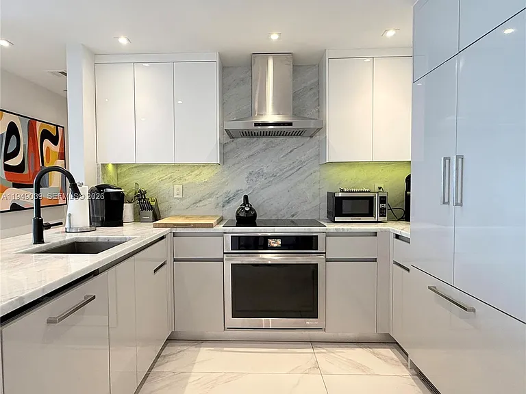 225 Collins Ave #6J — Photo 18
