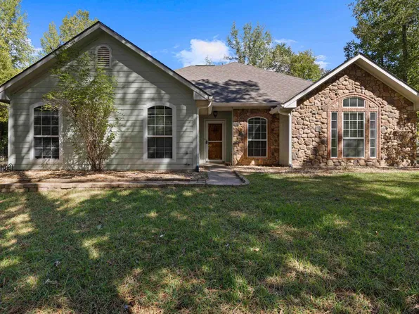108 Wagon Wheel Path, Holly Lake Ranch, TX 75765