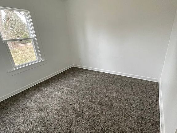 4th image of 743 W Hazel Ave