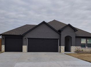 6422 Goldenrod Ln, Bartlesville, OK 74006