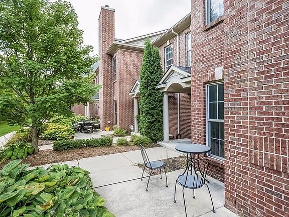 4th image of 5649 Hampshire Ln #135