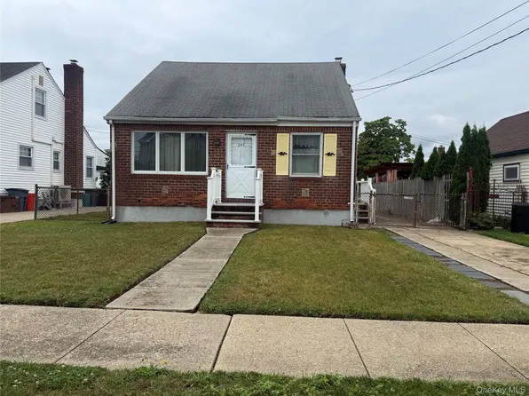 243 Pershing Parkway, Mineola, NY 11501