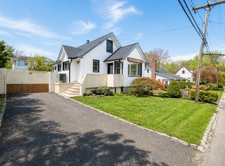 32 Jane St, Roslyn Heights, NY 11577