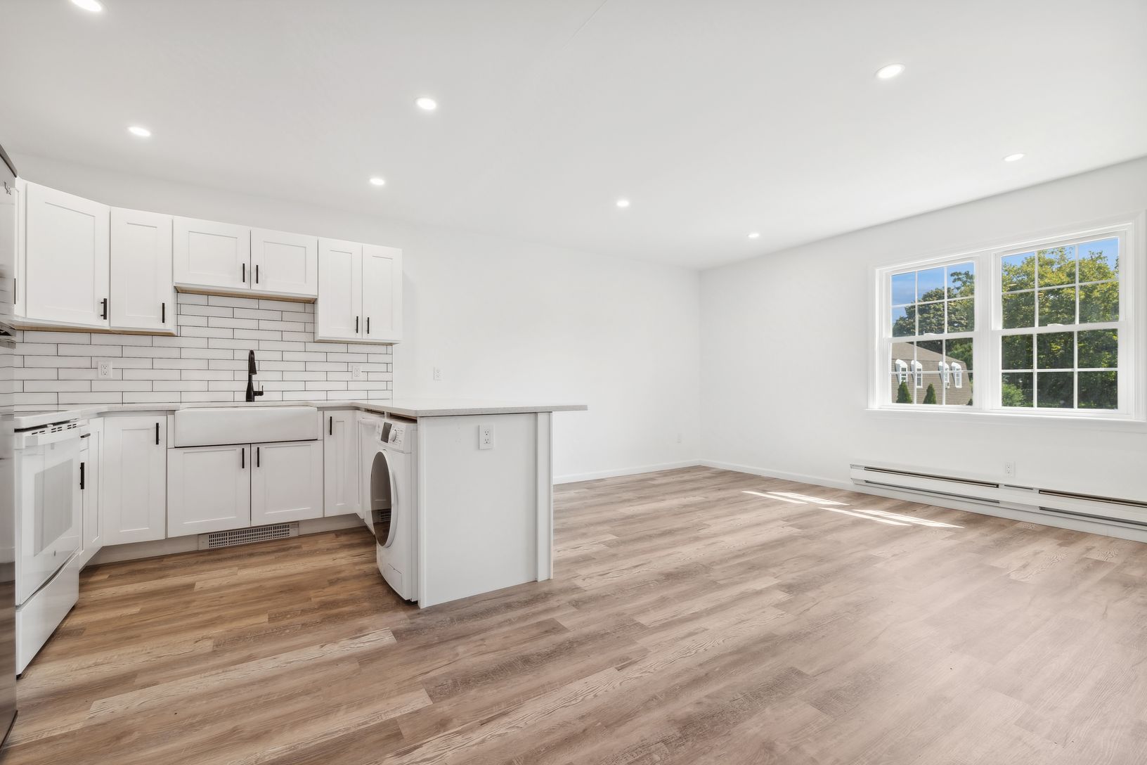  Kitchen, dining area, living room