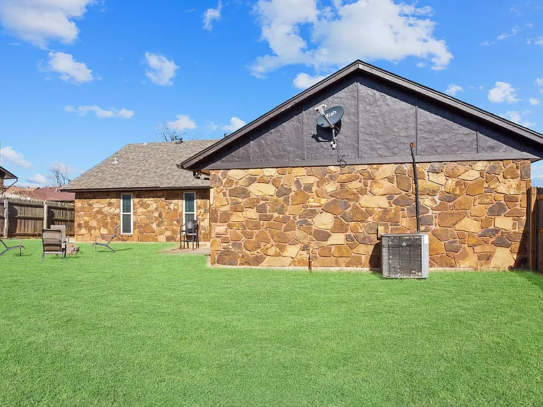 9724 Kent Dr — Photo 22
