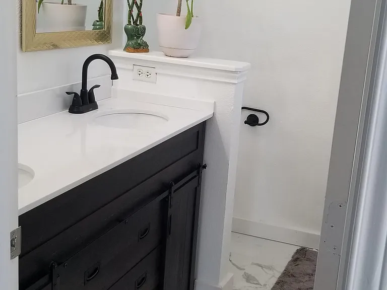 Primary En Suite (2)