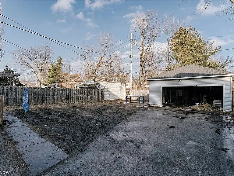1507 E 108th St — Photo 6