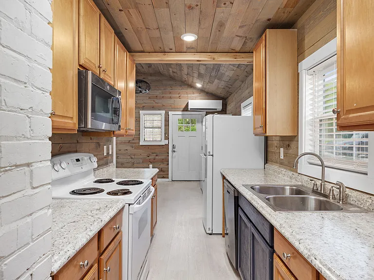135 W Woodland Rd — Photo 10