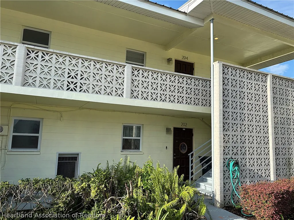 2 bed, 1.0 bath, 1016 sqft, $1,250 — Photo 1