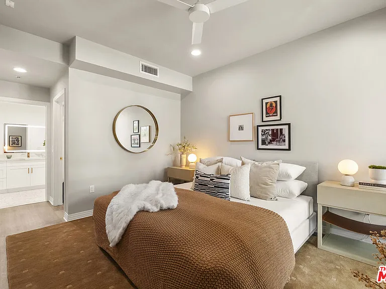 7428 Santa Monica Blvd #202 — Photo 16