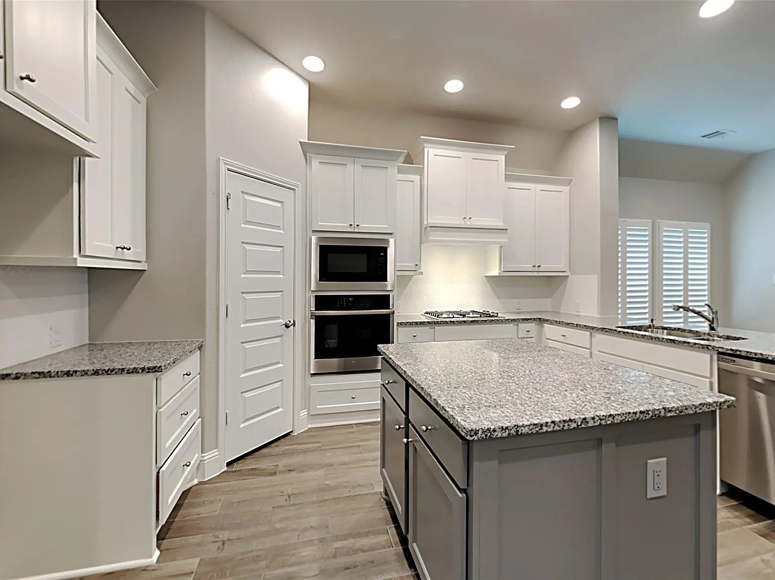 3 bed, 2.0 bath, 2001 sqft, $2,700 — Photo 2