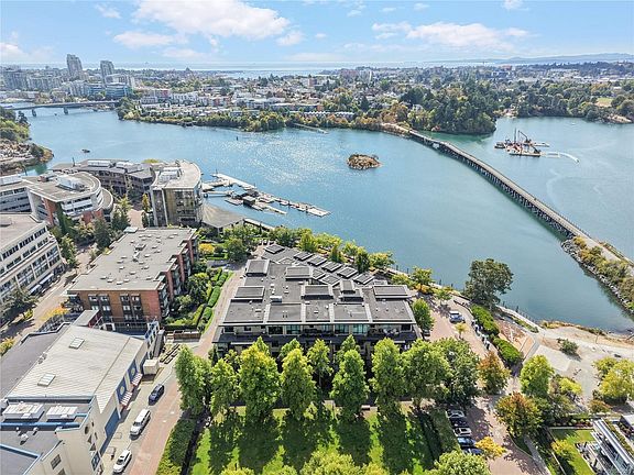 3rd image of 330 Waterfront Cres #306