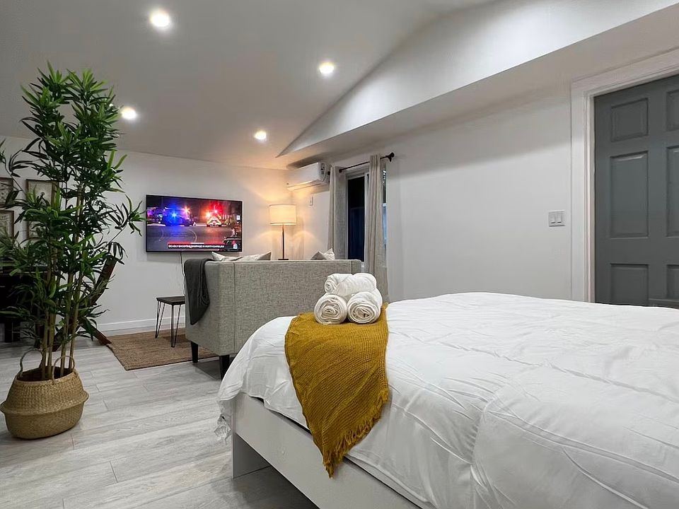 1st image of 5635 Rawlings Ave #1