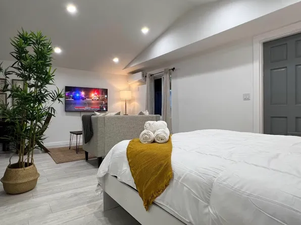 5635 Rawlings Ave #1, Woodland Hills, CA 91367