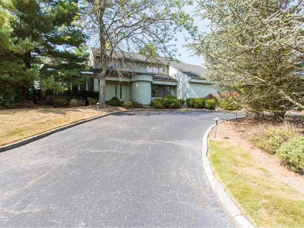 6 Clearmeadow Ct, Woodbury, NY 11797