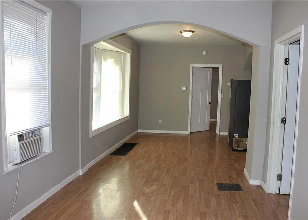 Building Photo - 302 N Oakley Ave
