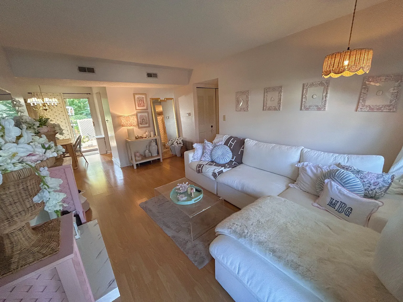 2 bed, 1000 sqft, $1,550 — Photo 2