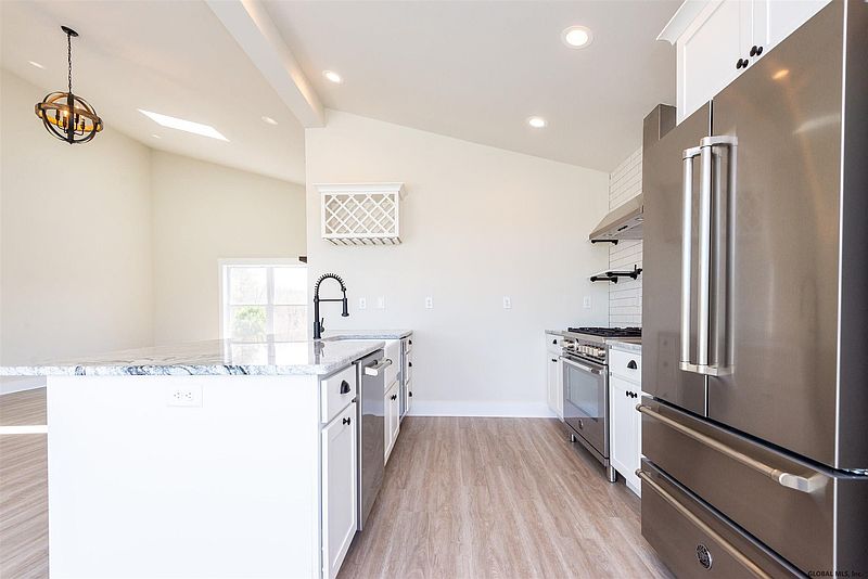 5th image of 106 CLOVERVIEW Drive