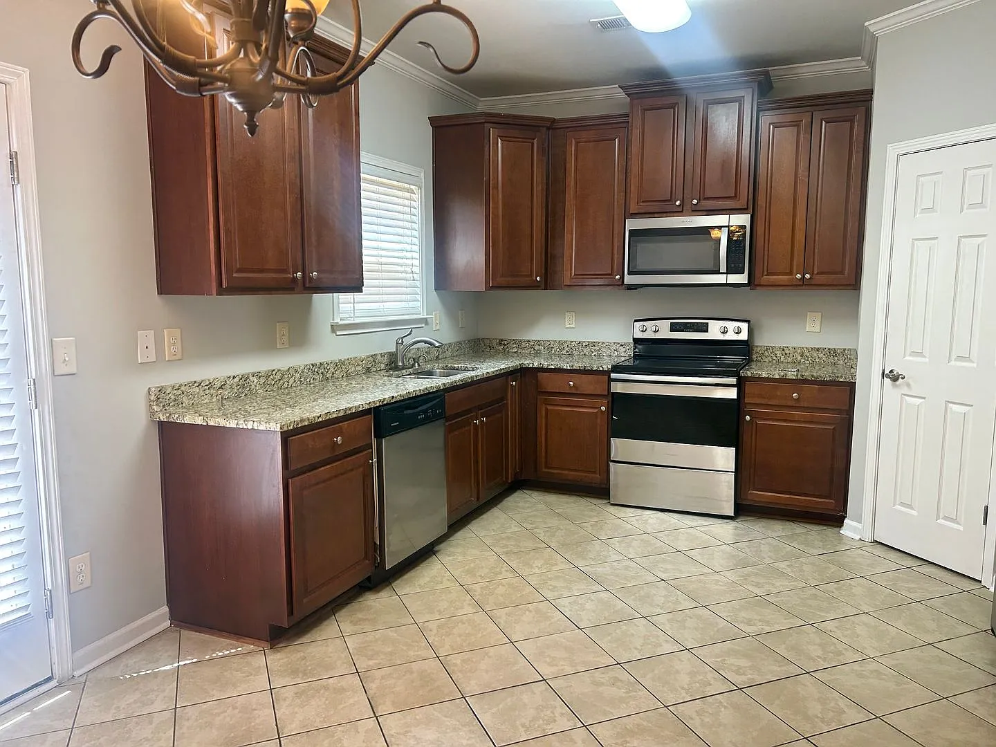 3 Bedroom Townhome off River Watch Pkwy — Photo 3