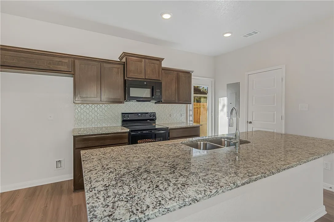 2 bed, 1165 sqft, $1,550 — Photo 4