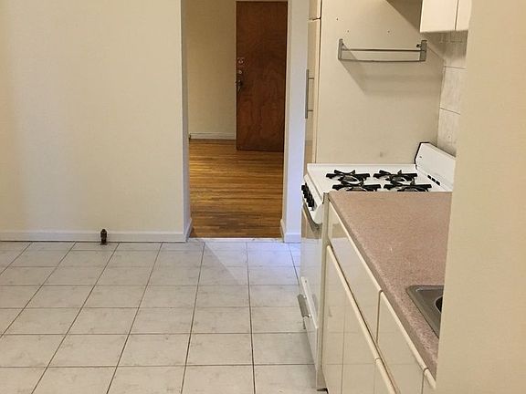 5th image of 2716 Hoyt Ave S APT 1R