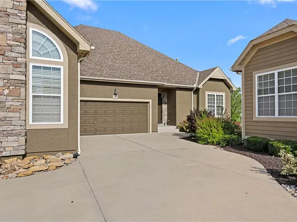 16849 S Bradley Dr, Olathe, KS 66062