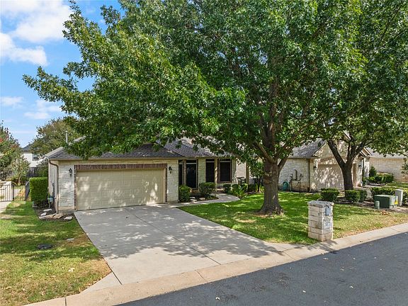 4th image of 302 Brazos Dr