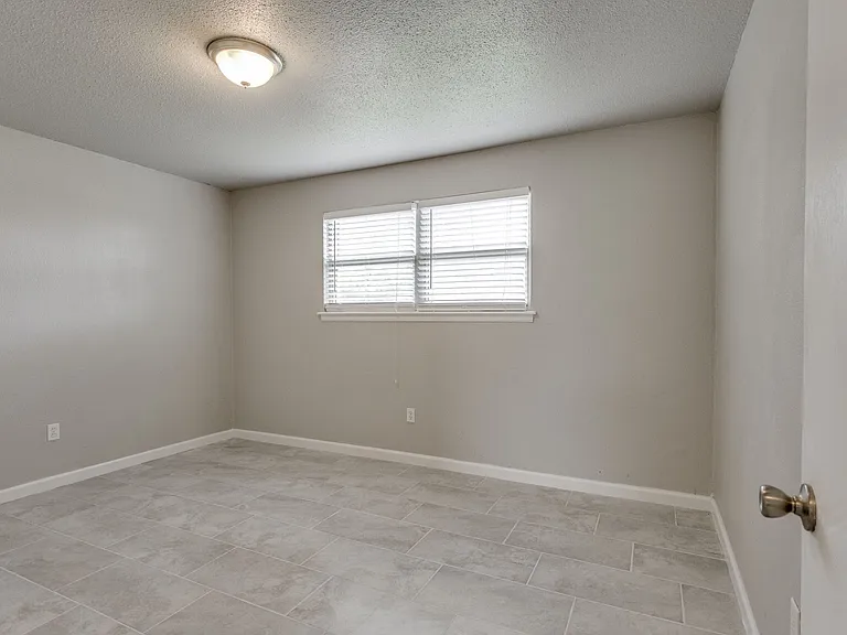 641 SW 15th St — Photo 14