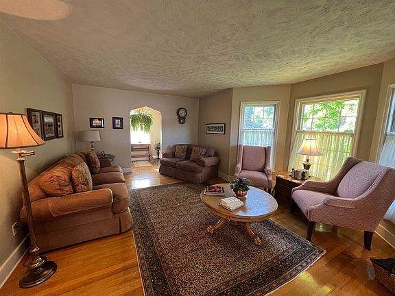 4th image of 817 E B Street