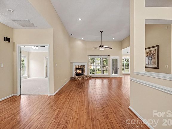 4th image of 576 Gatsby Pl NW