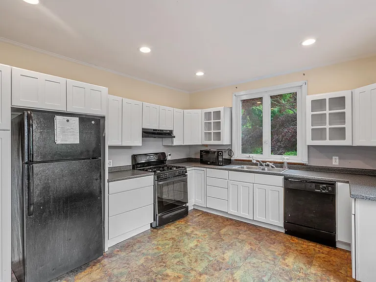 10 Lincoln Ave — Photo 21