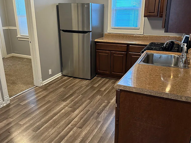 907 Oliver Ave — Photo 3