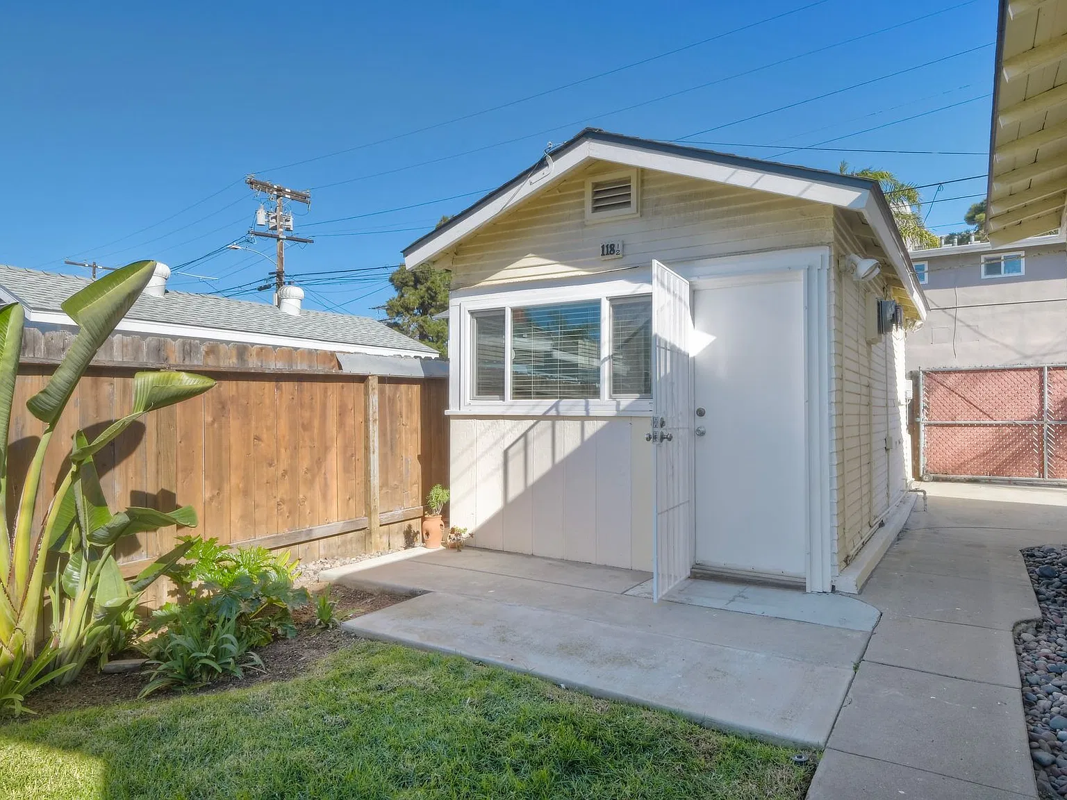 Studio, 250 sqft, $1,400 — Photo 2