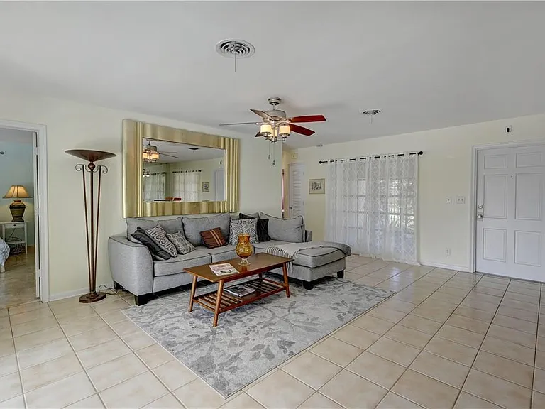 840 SW 7th St — Photo 8