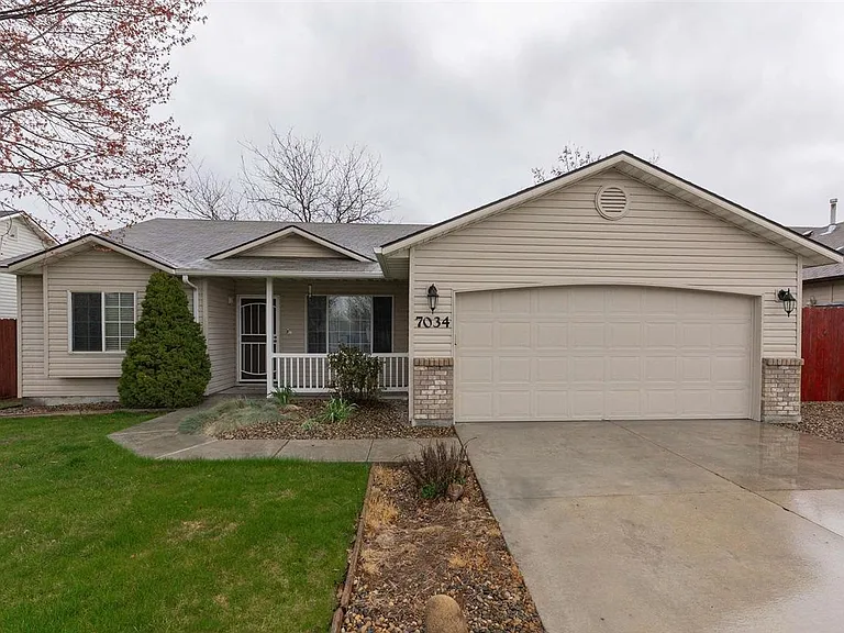 7034 E Canterbury Ln — Photo 1