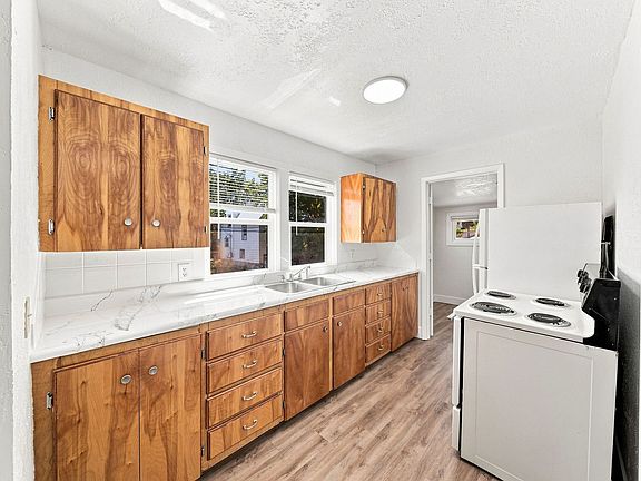 5th image of 724 W Lewis St
