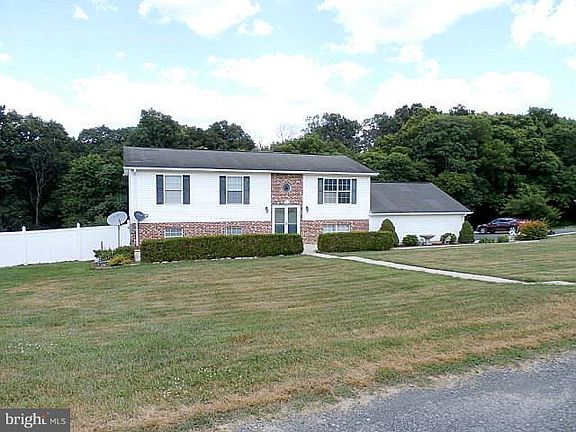 2nd image of 824 Naomi Ln
