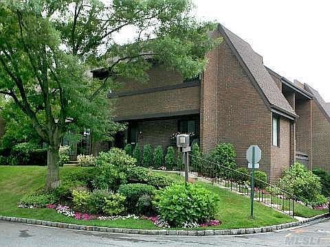 1st image of 6 Acorn Ponds Dr