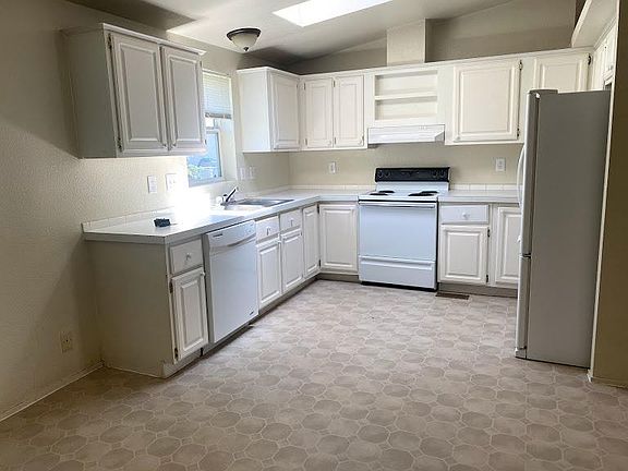 Bright and spacious kitchen with lots of storage